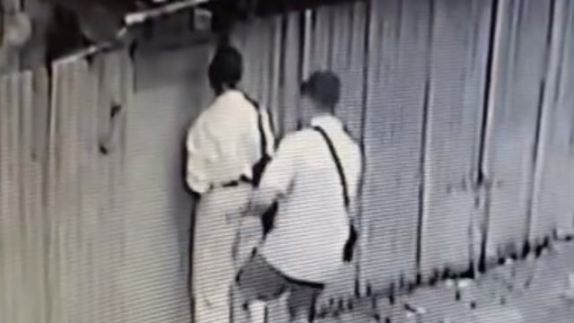 Мальчик неожиданно потрогал девушку за интимное место