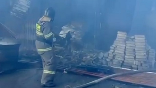 Огнеборцы ликвидировали пожар на складе в Костанае