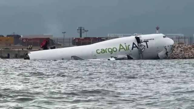 Самолёт Emirates упал в море при посадке, есть жертвы