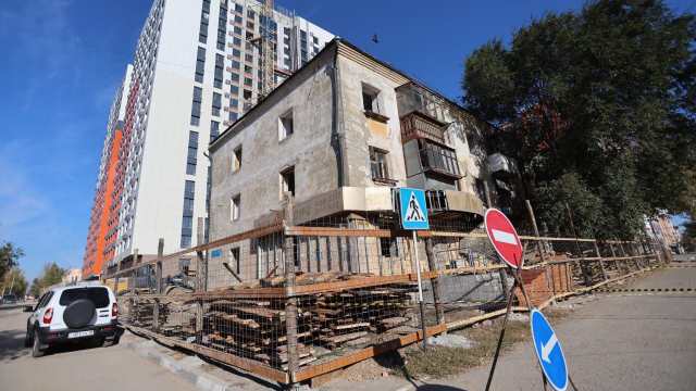 В Костанае сносят старый дом ради паркинга для высотки