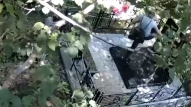 Злопамятная женщина мстит знакомой даже после её смерти