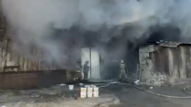 В Костанае горит ангар