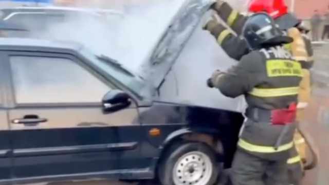 В Костанае средь бела дня загорелся автомобиль