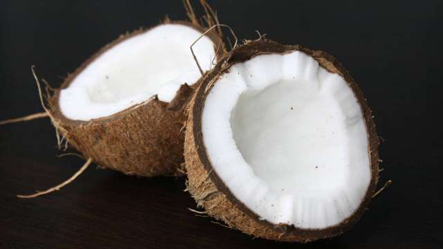 Иностранец открыл кокос, отпил сок и скончался