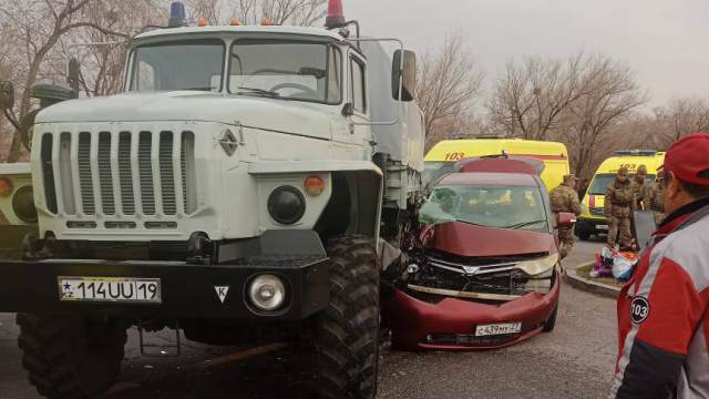 Машина с росномерами врезалась в грузовик с военными
