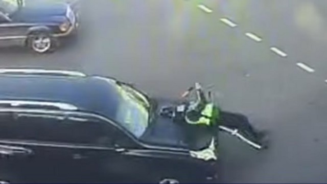 Невнимательный водитель сбил регулировщика на перекрёстке