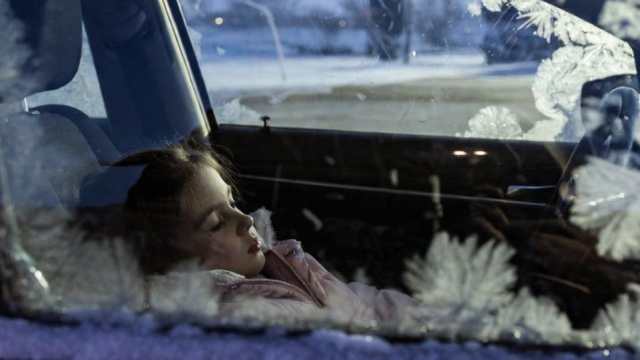 Пятилетнюю девочку оставили ночью в машине на морозе