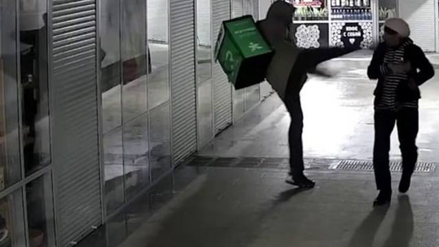 Курьер напал на пенсионерку с подземном переходе, он уволен