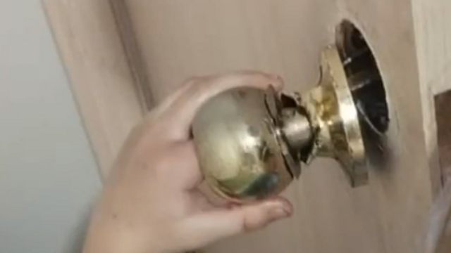 В Костанае мальчик засунул в замок пальчик