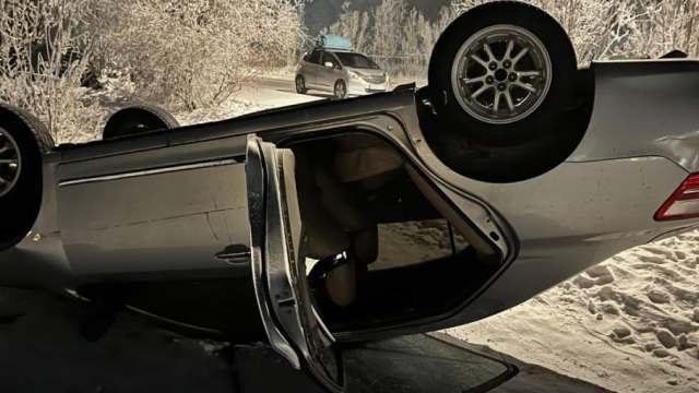 Пьяная дама напала на таксиста, угнала авто и перевернулась