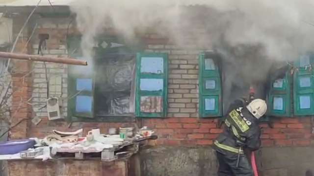 Спасатели вынесли газовые баллоны при пожаре в Костанае