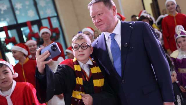 Смартфоны подарили детям на Президентской ёлке в Костанае