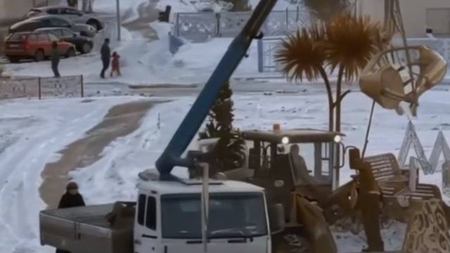 В Рудном демонтировали скандальный «Путь к любви»