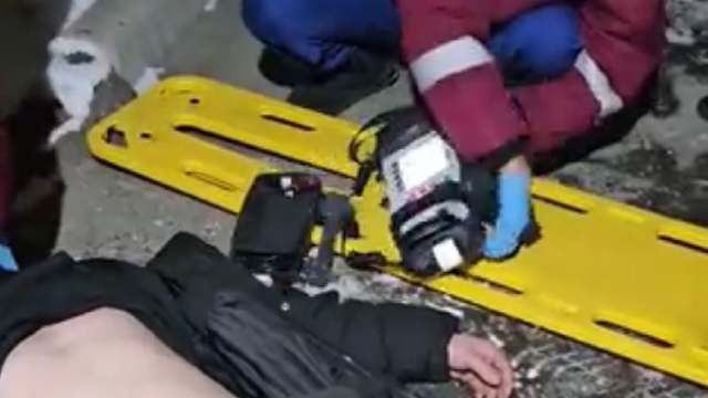 Парень едва не погиб после удара током от двери подъезда