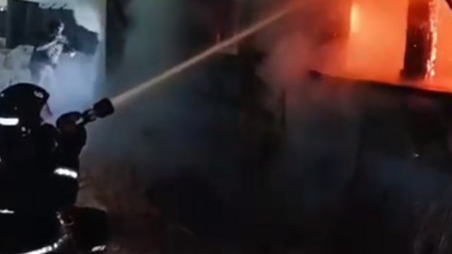 Огонь лишил строителей вагончика в Костанае