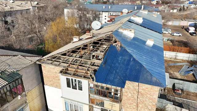 Ветер сорвал кровли домов: режим ЧС объявлен в Конаеве