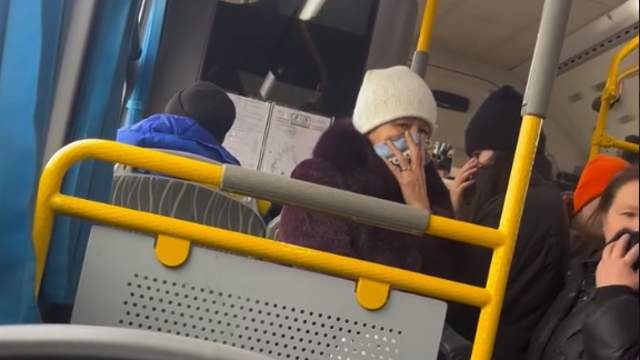 Скандал в автобусе: бабушку выгнали из-за неприятного запаха