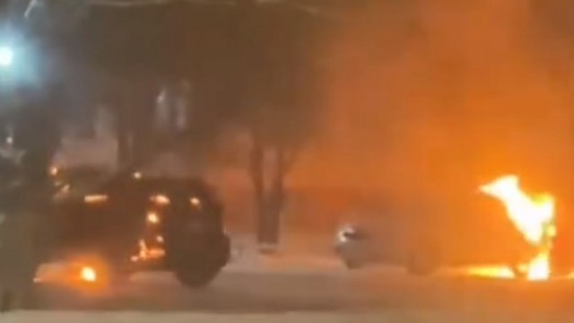 Пьяный мужчина поджёг личные автомобили стражей порядка