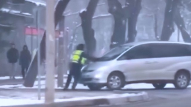 Пьяный водитель без прав протащил инспектора на капоте