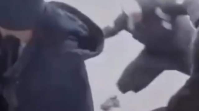 Осторожно, двери открываются: пассажир выпал из автобуса