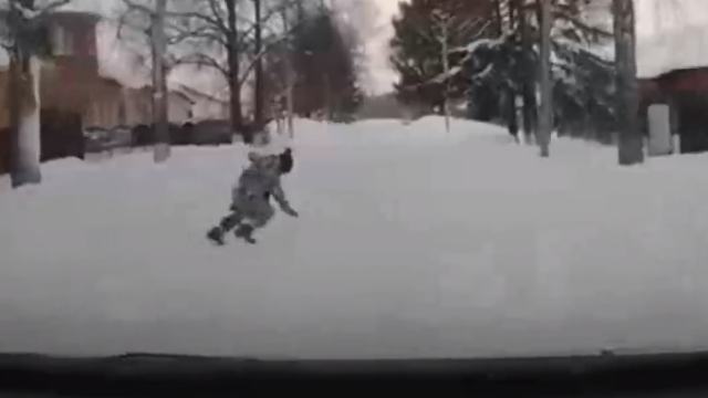 Мальчик перебегал дорогу, поскользнулся и упал под машину