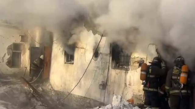 Демонтаж дома закончился пожаром в Костанае