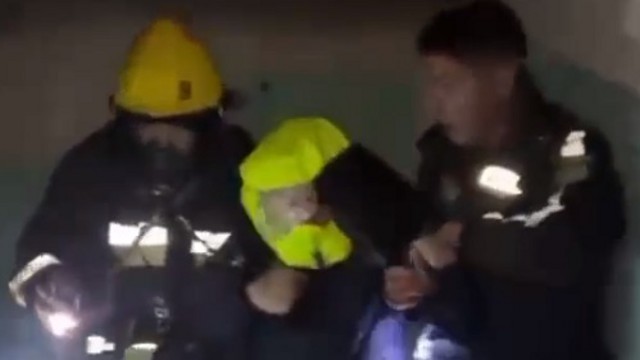 Дышала в окно: 95-летнюю женщину вывели из горящего дома