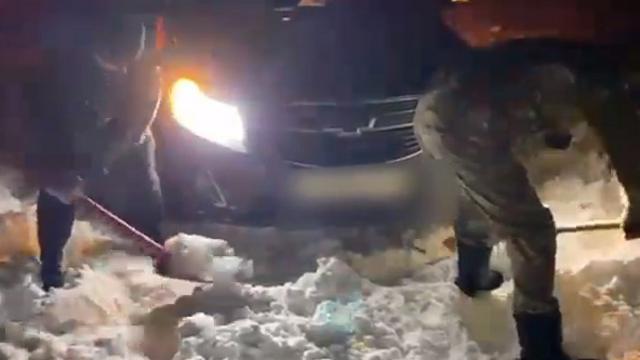 Россиян вытащили из снежного заноса на костанайской трассе