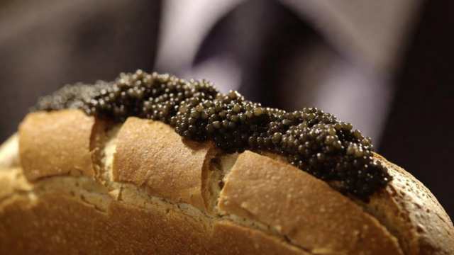 Казахстанцы отдали 1 млн долларов за чёрную икру в России