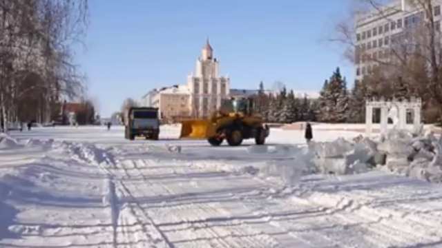 В Костанае демонтируют ледяные горки — видео