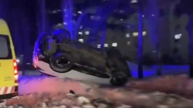 Автомобиль перевернулся на крышу после ДТП в Рудном