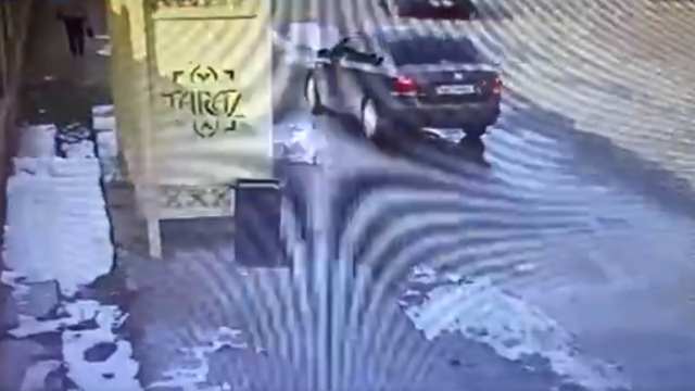 Двое мужчин попытались похитить школьницу с остановки