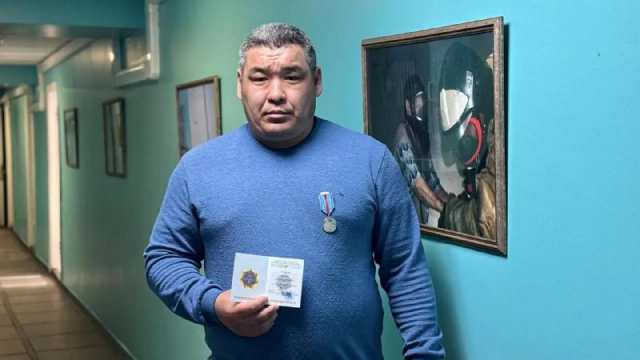 Учителя физкультуры наградили за спасение детей из пожара