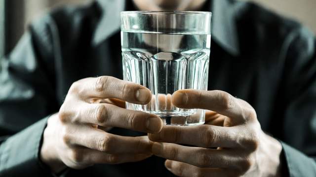 Мужчина сел на стакан в День защитника Отечества