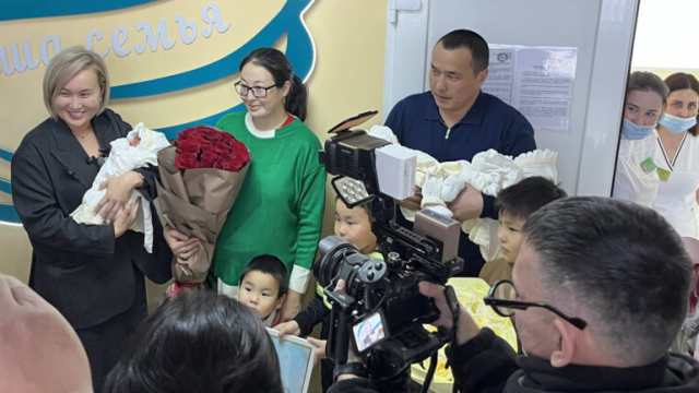 В Костанае семье с новорожденной тройней подарили миллион