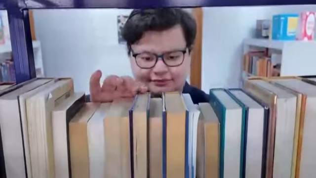 Необычный учитель из США учит школьников в Костанае