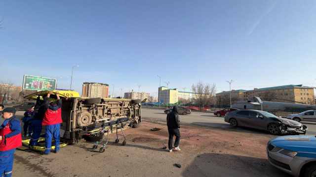 Не уступили дорогу: перевернулась скорая с роженицей