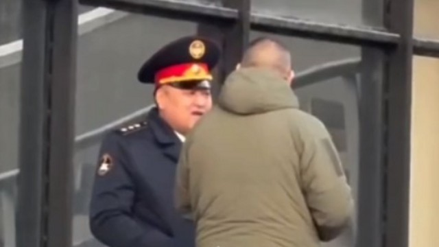 Главу МВД наказали за курение на людях в Бишкеке