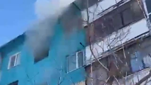 12 человек эвакуировали при пожаре костанайской пятиэтажке