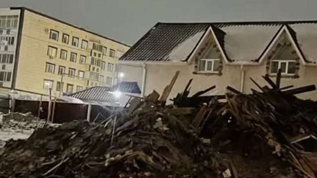 В центре Костаная снесли 2-этажный жилой дом