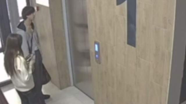 Агрессивный парень ударил головой по лицу девушке в лифте