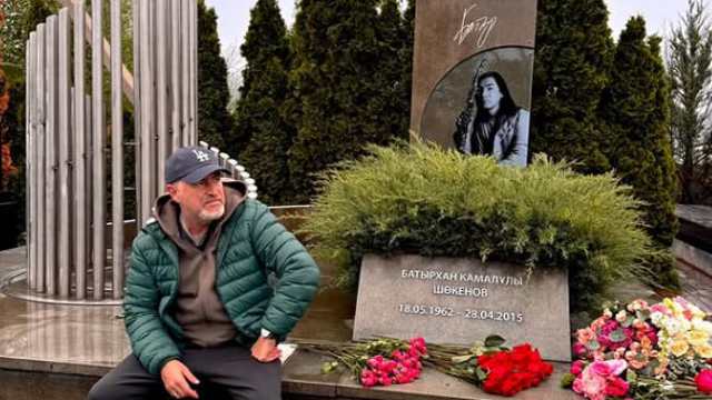 Леонид Агутин пришёл к могиле Батырхана Шукенова