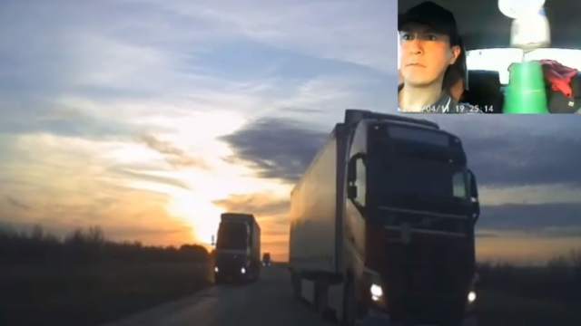 Казахстанец чудом проскочил между фурами и остался жив