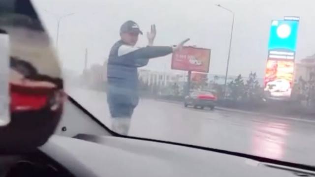 В Костанае водитель устал стоять в пробке и сам разрулил её