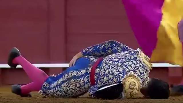 Тореадор получил ранение в ягодицу во время корриды
