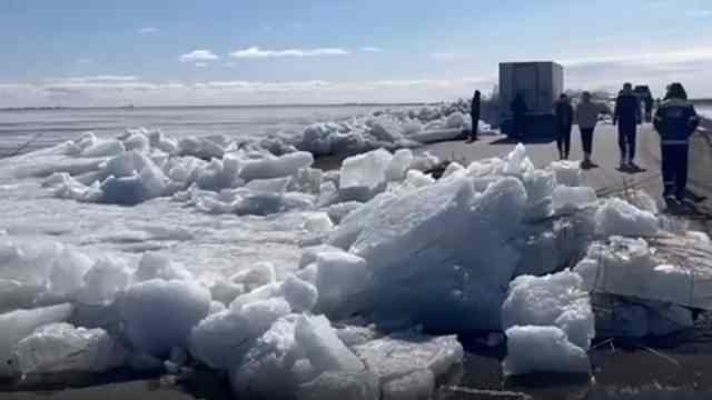 Озёрный лёд перекрыл трассу в Костанайской области