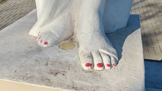 Вандалы осквернили памятник Марите Бежите в Рудном