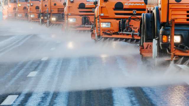 В Костанае уже начали мыть улицы и красить бордюры