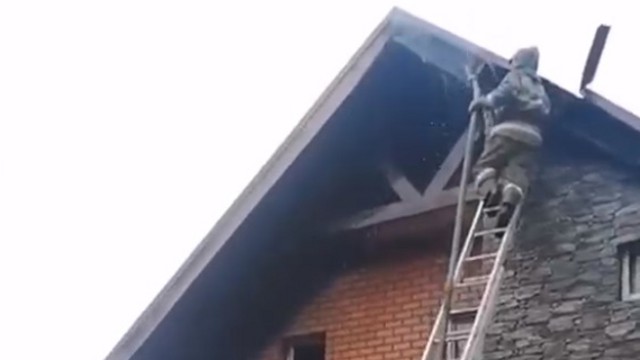 Дом с газовым баллоном внутри загорелся под Костанаем