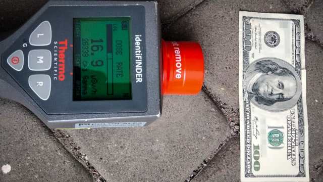 Пограничники изъяли у женщины радиоактивную купюру в $100